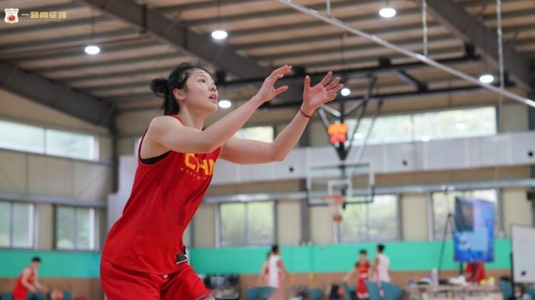 中国篮球之队官博晒中国女篮训练动态：今天也是认真备战的一天