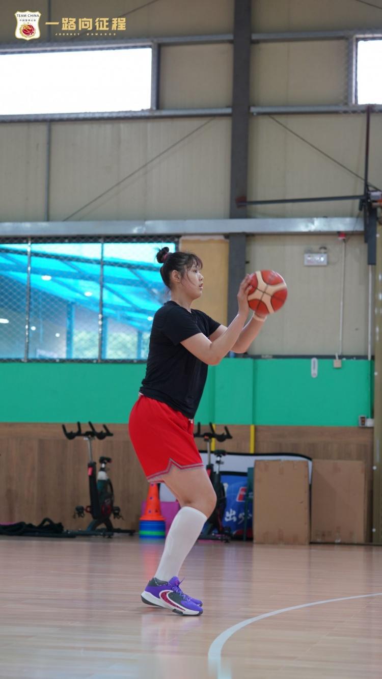 中国篮球之队官博晒中国女篮训练动态：今天也是认真备战的一天(8)