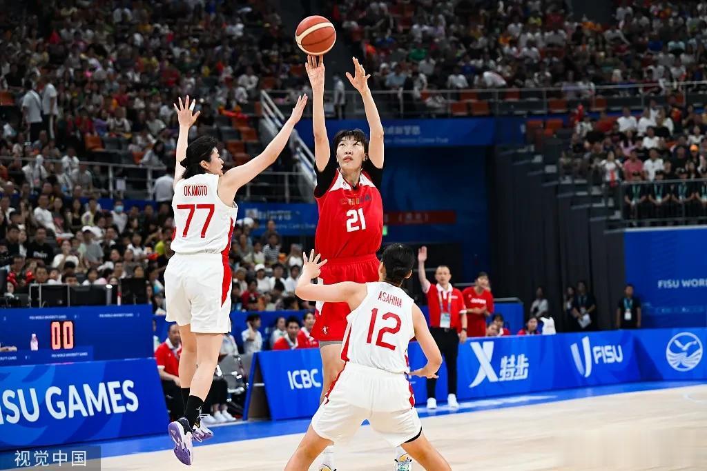 中国女篮击败日本，大运会五连胜夺金。这是中国女篮大运队第三冠，此前曾在1993年(1)