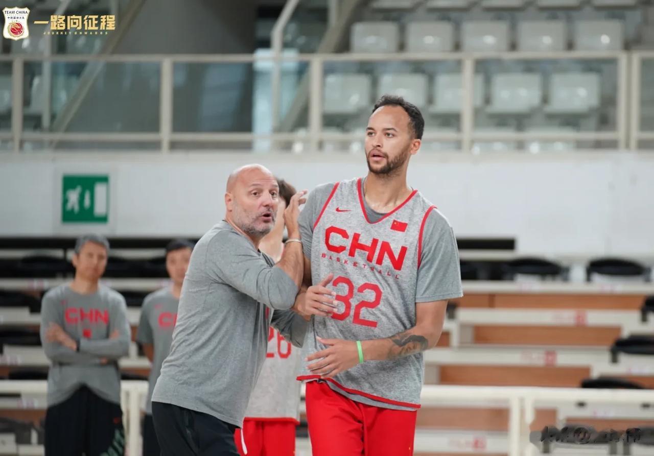 承担更多责任！中国男篮主教练乔尔杰维奇谈李凯尔：“凯尔融入得不错，他跟队友的磨合