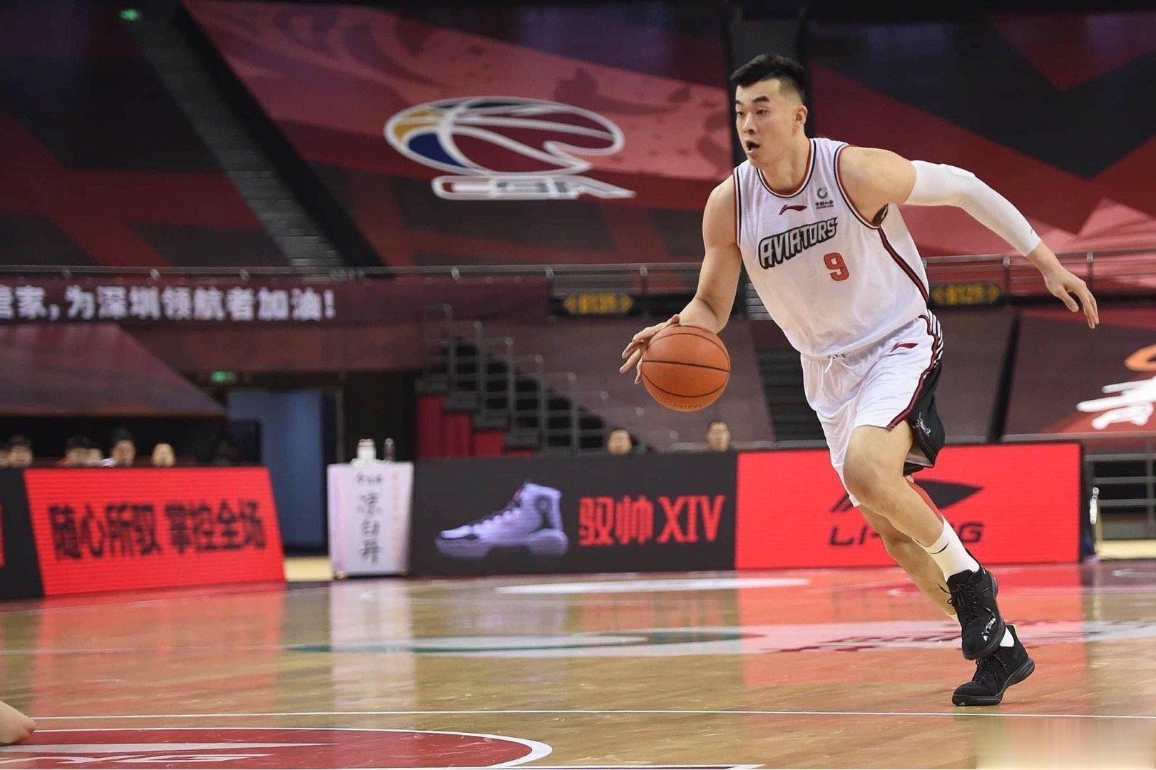 【外援归队】深圳男篮新赛季外援诺瓦克已经到队。诺瓦克1994年出生，身高1米88(1)