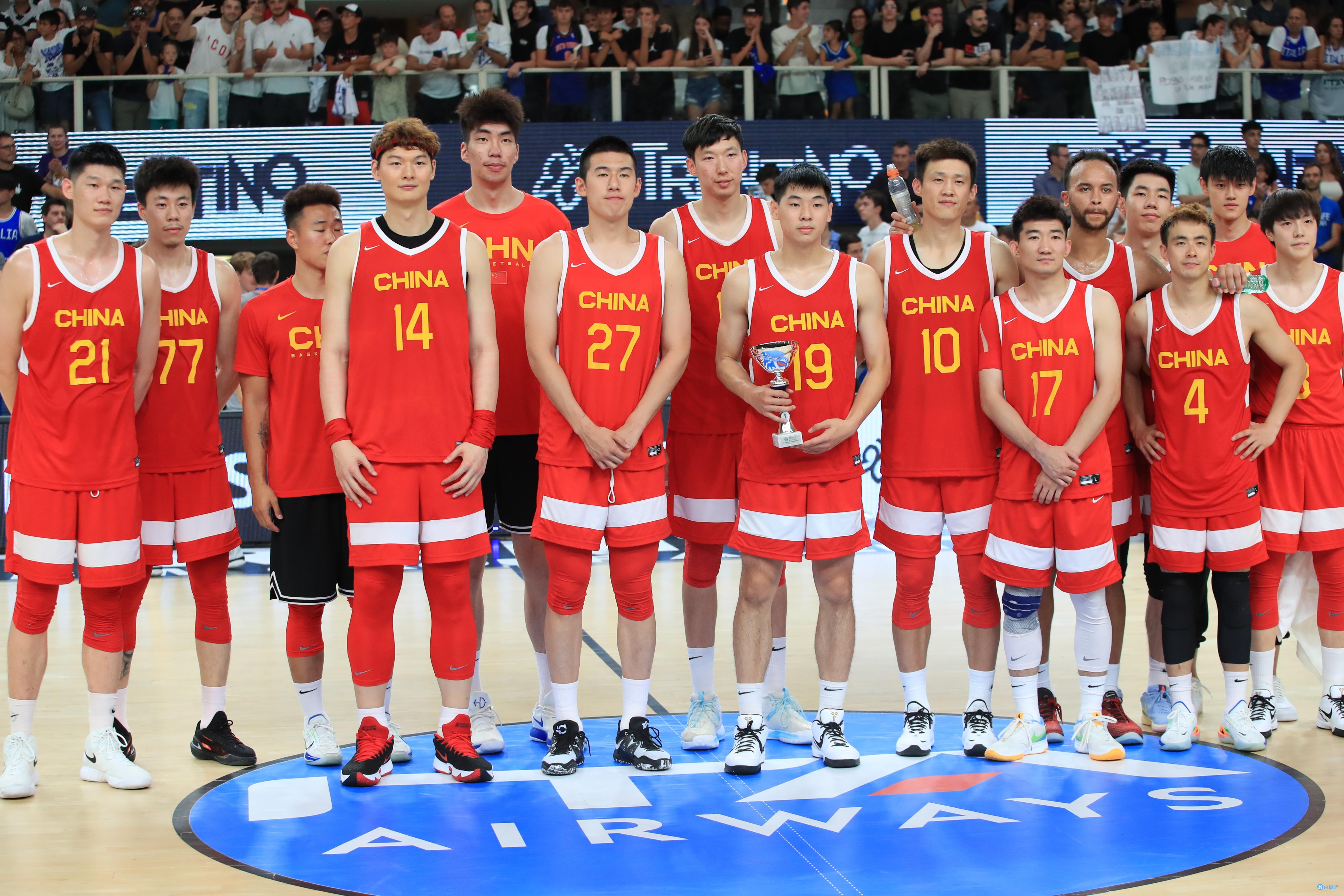 男篮15日返回深圳参加国际团结杯 李凯尔邀请了多位家人现场观战(1)