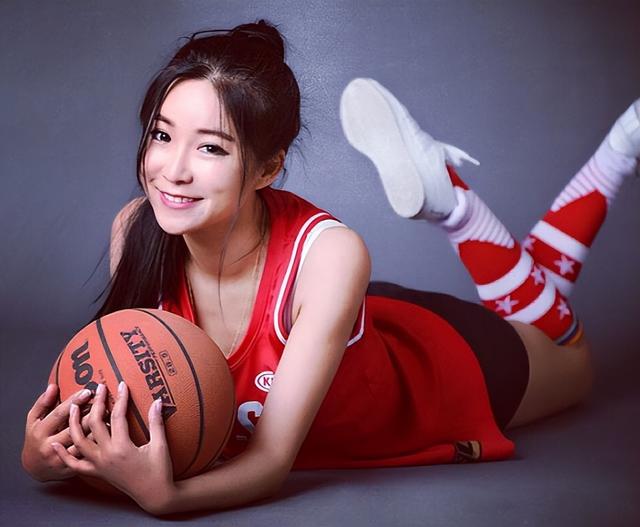中国最美NBA女主播，性感身材让哈登都盯到眼直...(5)