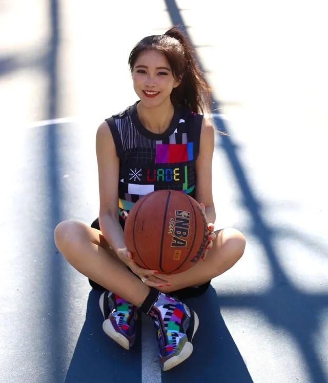 中国最美NBA女主播，性感身材让哈登都盯到眼直...(17)
