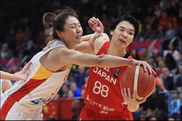 登顶亚洲杯，中国女篮成唯一门面！与男篮有关的人都应该道歉