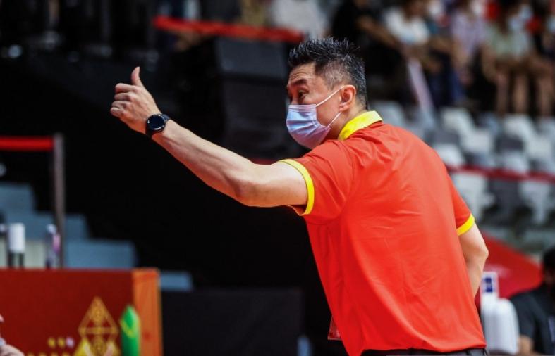 中国男篮受到争议，球员素质问题、归化球员和战绩问题揭露！