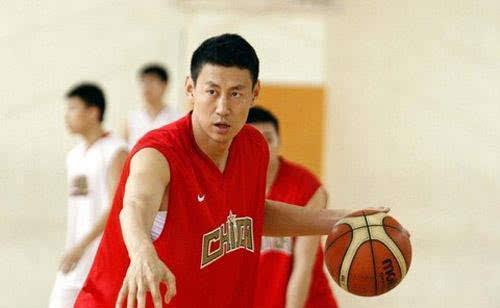 中国男篮史上八大射手排行：战神刘玉栋垫底，榜首所有人都服气！(2)