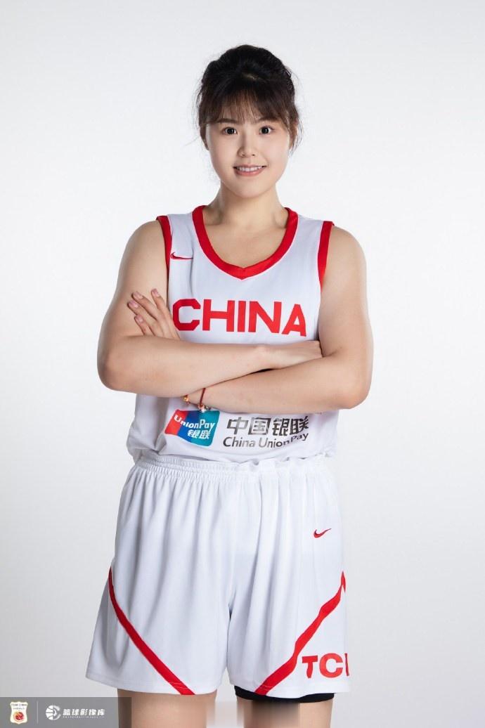 中国篮球之队晒女篮姑娘亚运定妆照 李月汝&张茹&杨力维在列(1)