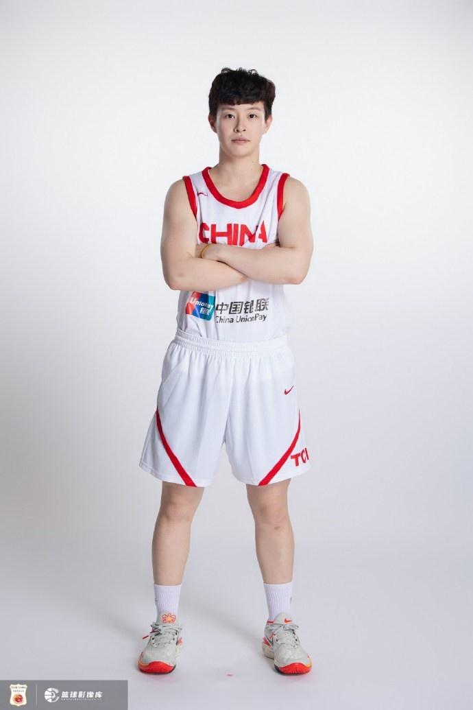 中国篮球之队晒女篮姑娘亚运定妆照 李月汝&张茹&杨力维在列(2)