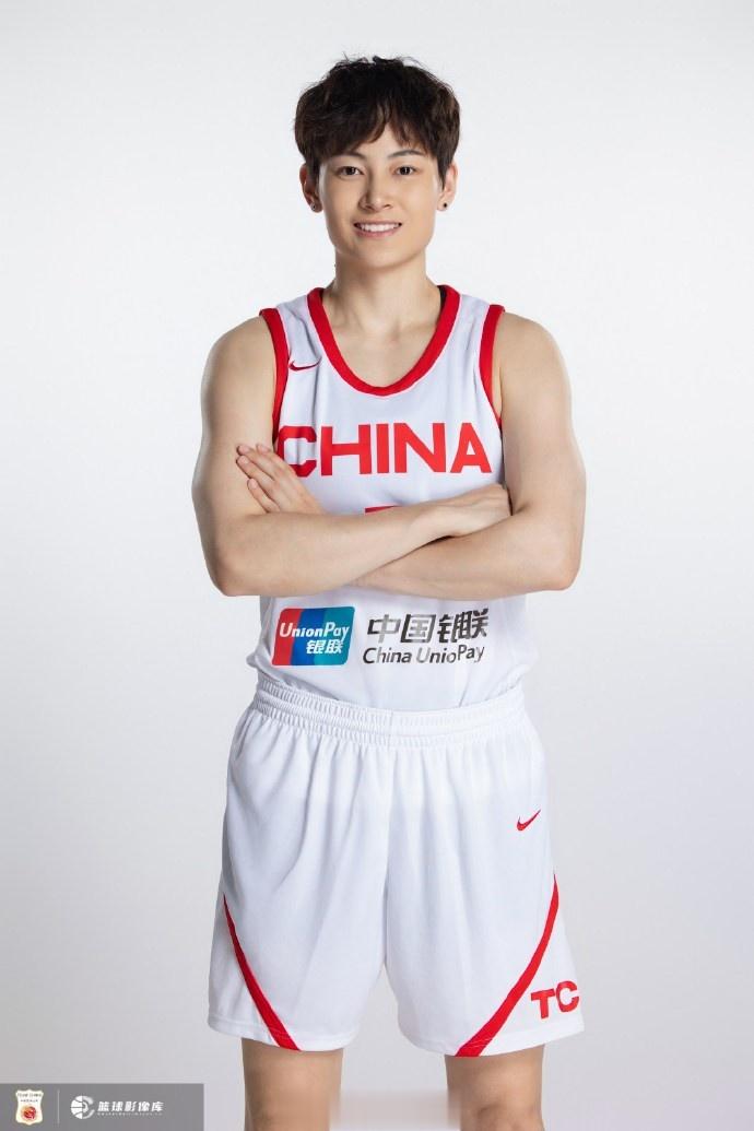 中国篮球之队晒女篮姑娘亚运定妆照 李月汝&张茹&杨力维在列(3)