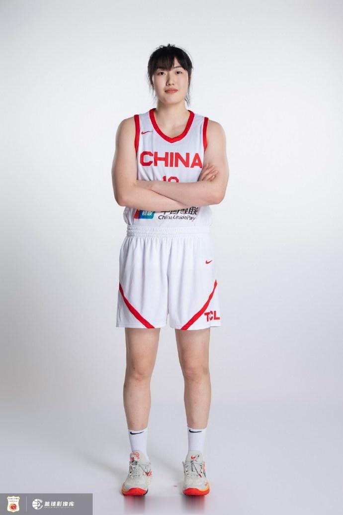 中国篮球之队晒女篮姑娘亚运定妆照 李月汝&张茹&杨力维在列(8)