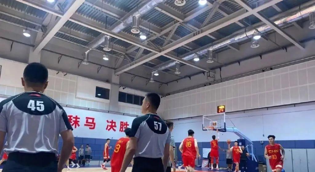 中国男篮热身赛弄虚作假，南京同曦出工不出力，裁判成为场上主角