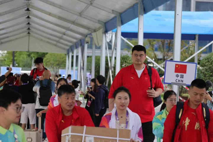 姚明来了！中国男篮抵达杭州亚运村(2)