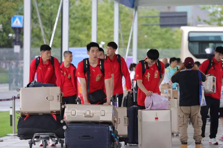 姚明来了！中国男篮抵达杭州亚运村(6)