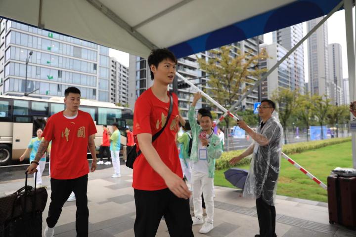 姚明来了！中国男篮抵达杭州亚运村(7)