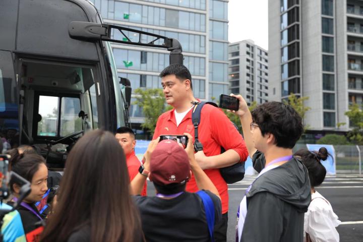 姚明来了！中国男篮抵达杭州亚运村(8)