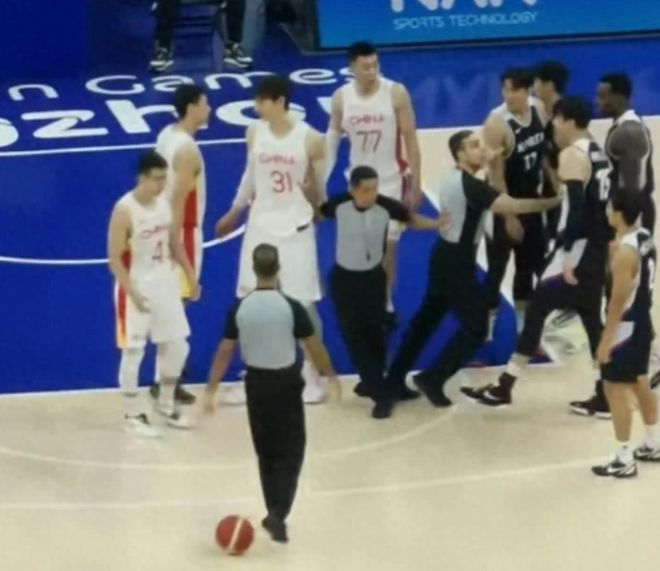 中韩男篮在亚运会上的硬碰硬，韩球员挑衅险发生冲突