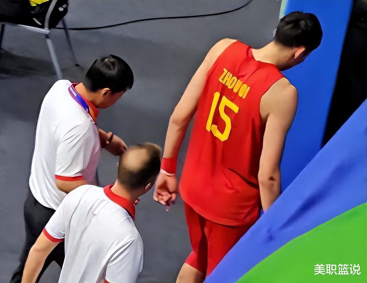 可悲！中国男篮周琦治疗无效，决定手术，职业生涯将受严重影响(3)