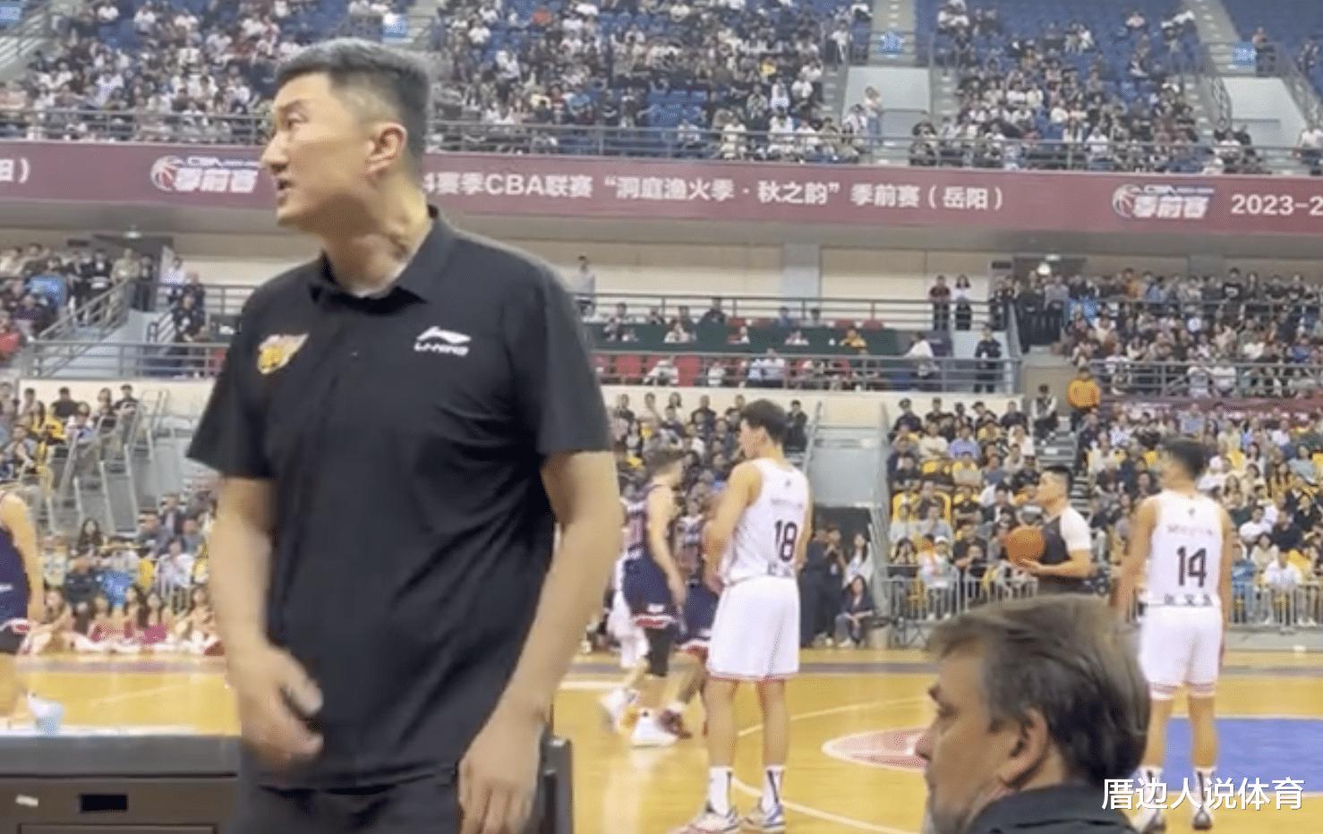 中国篮球扎心一幕 杜锋朝球迷竖大拇指怒喷裁判业余：不行吹啥CBA(2)