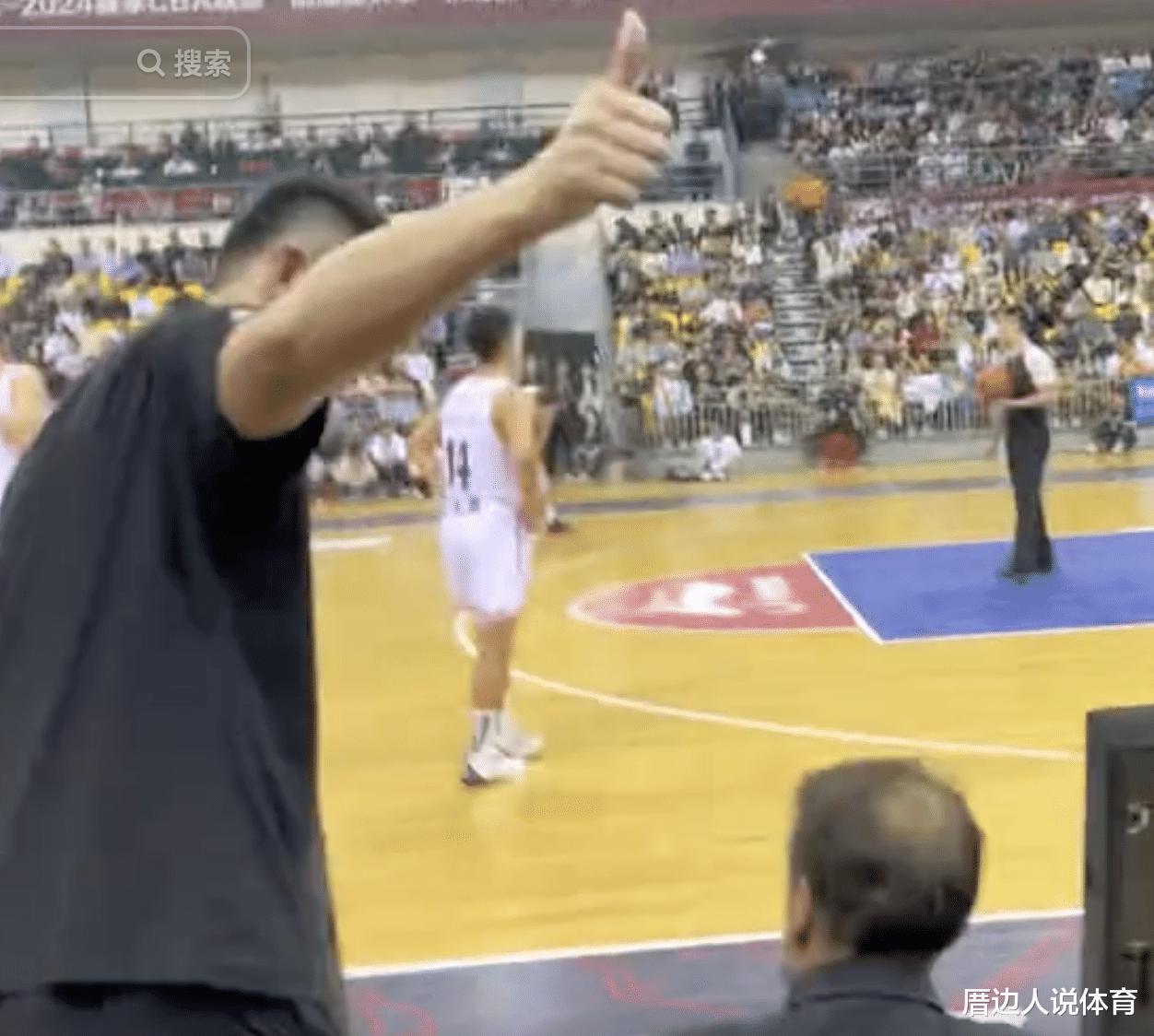 中国篮球扎心一幕 杜锋朝球迷竖大拇指怒喷裁判业余：不行吹啥CBA(3)