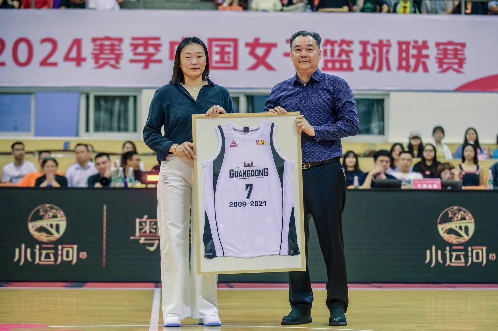 [WCBA]广东女篮新赛季主场开门红，为老队长张冬霞举办退役仪式