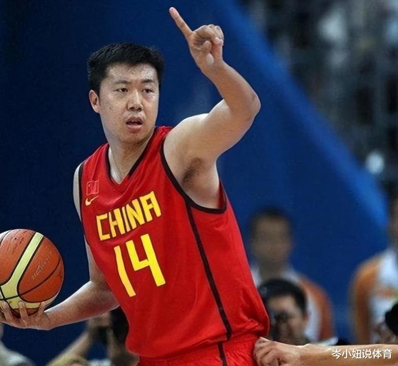 王治郅为何成为第一个进入NBA的中国球员，姚明的老大哥啊(2)