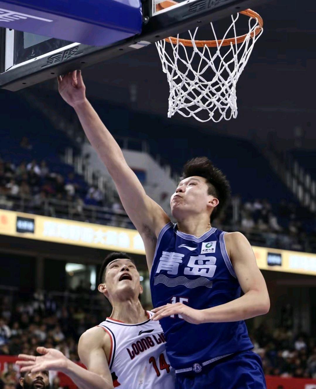 杨瀚森14分13篮板3助攻 青岛男篮92-85广州 鲍威尔25分全场最高(8)