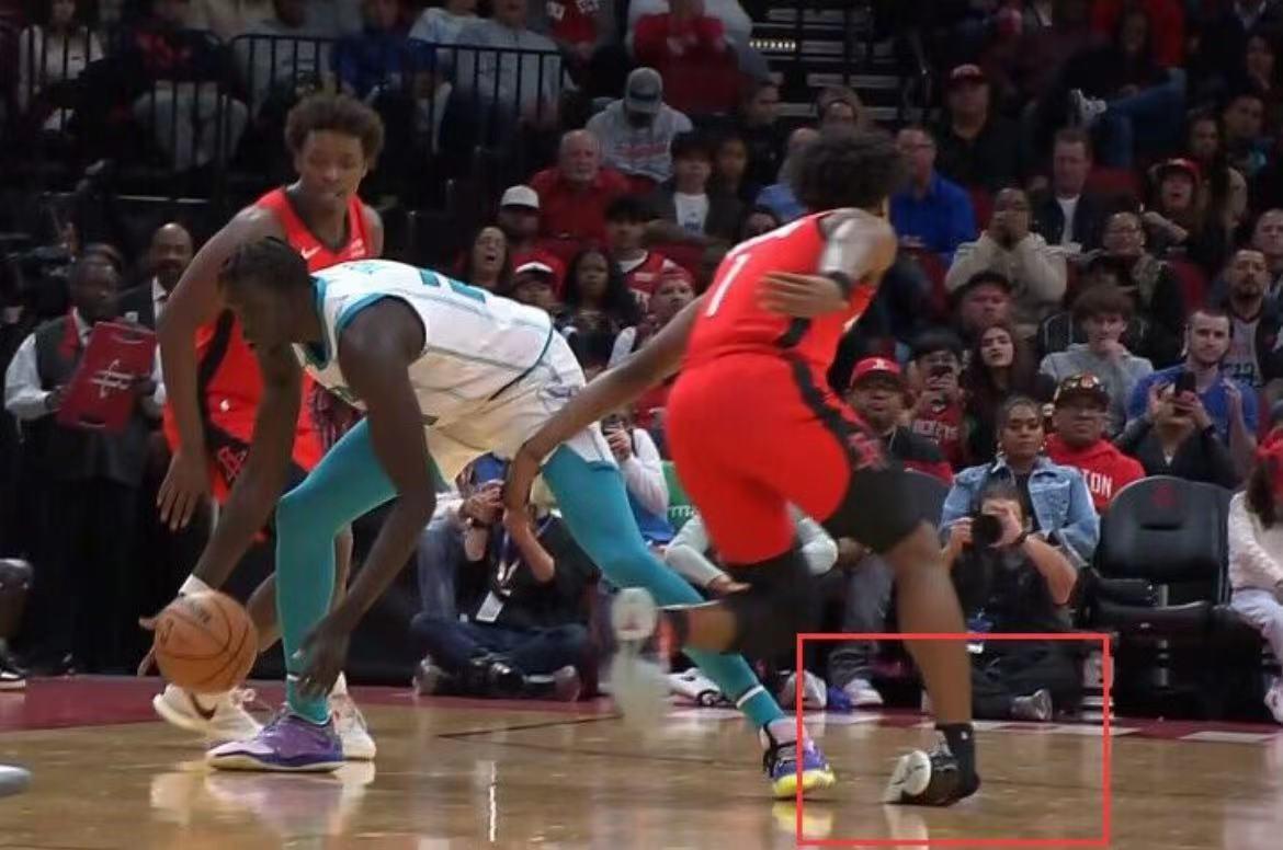 NBA新星遭遇脚踝90度扭伤！脚踝扭伤不容小觑 治疗处理是关键(1)