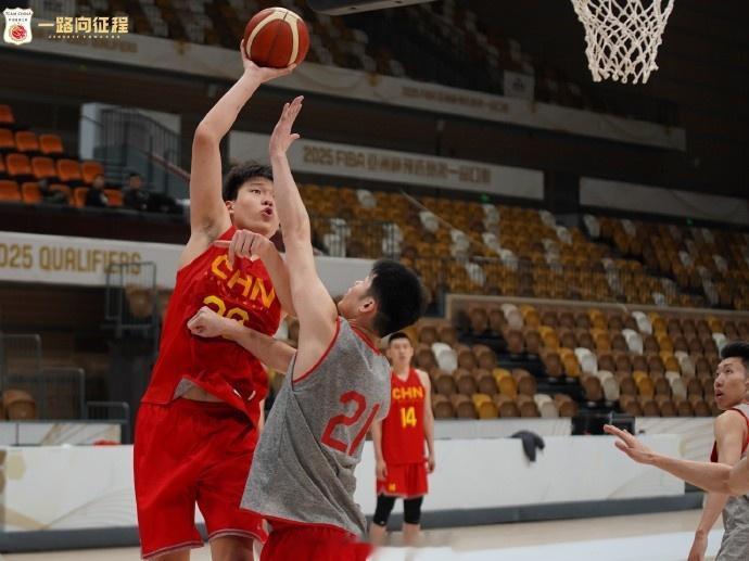 明日主场迎战蒙古！中国男篮今日在西安开始适应场地训练(6)