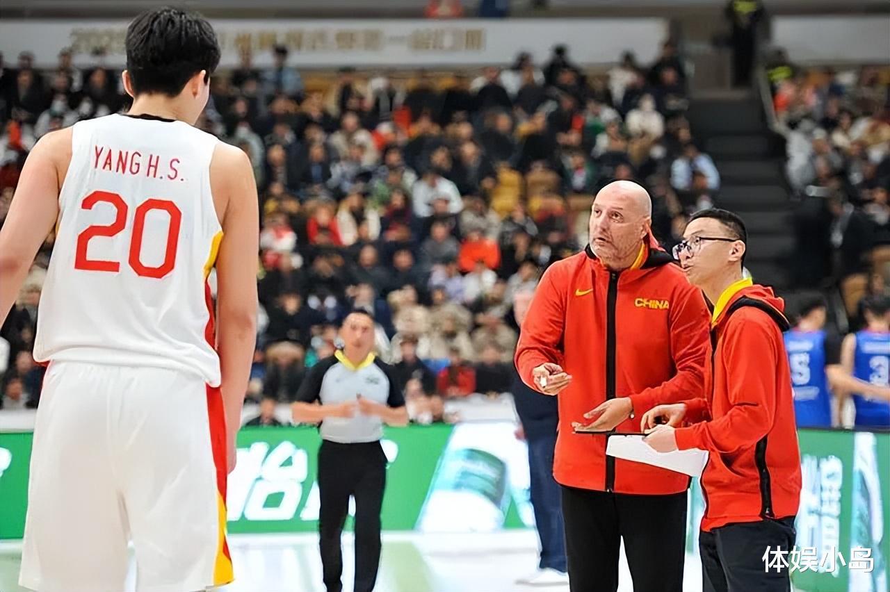 中国男篮：被国际篮联看扁，对阵日本2人成关键，杨瀚森表态(1)