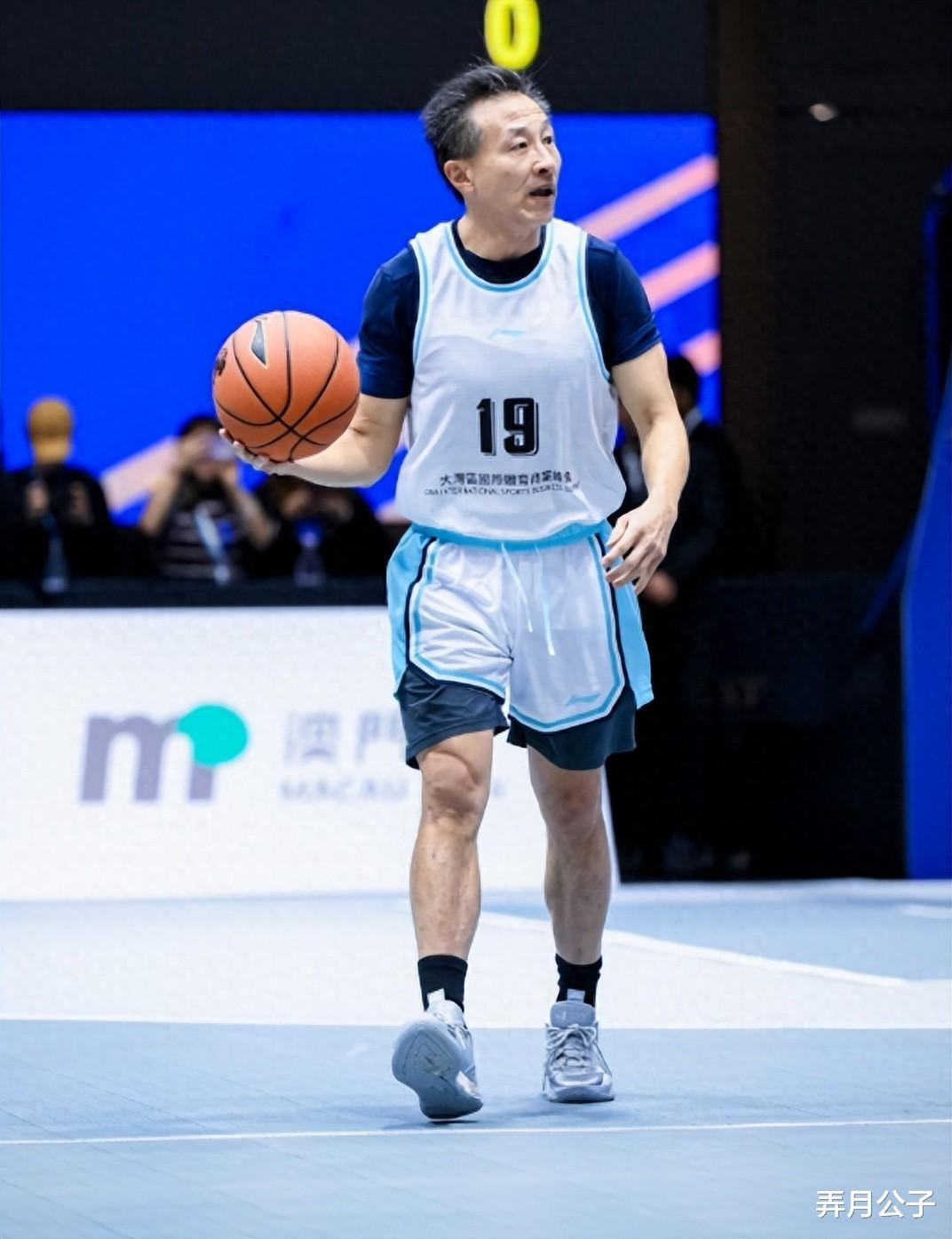 元宵节，篮网老板蔡崇信与朱芳雨小丁等同场竞技，享受篮球快乐