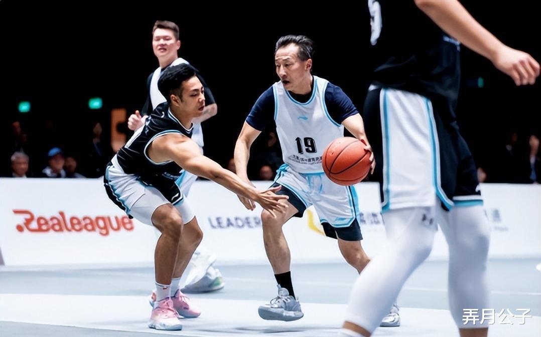 元宵节，篮网老板蔡崇信与朱芳雨小丁等同场竞技，享受篮球快乐(3)