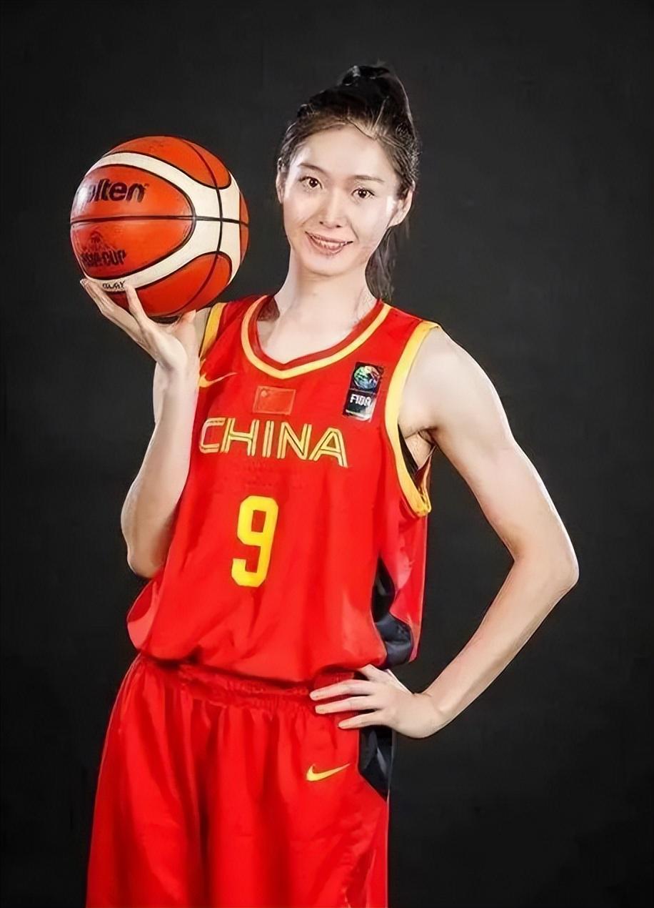 中国女篮绝美球员：身材高挑风姿绰约，1米88大长腿惊艳无比(2)