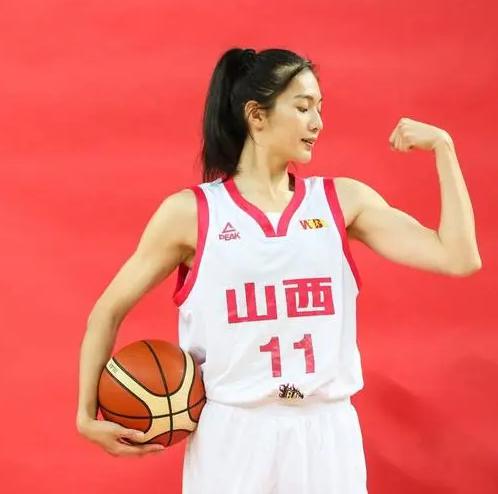 中国女篮绝美球员：身材高挑风姿绰约，1米88大长腿惊艳无比(3)
