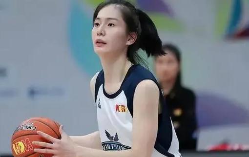 中国女篮绝美球员：身材高挑风姿绰约，1米88大长腿惊艳无比(4)
