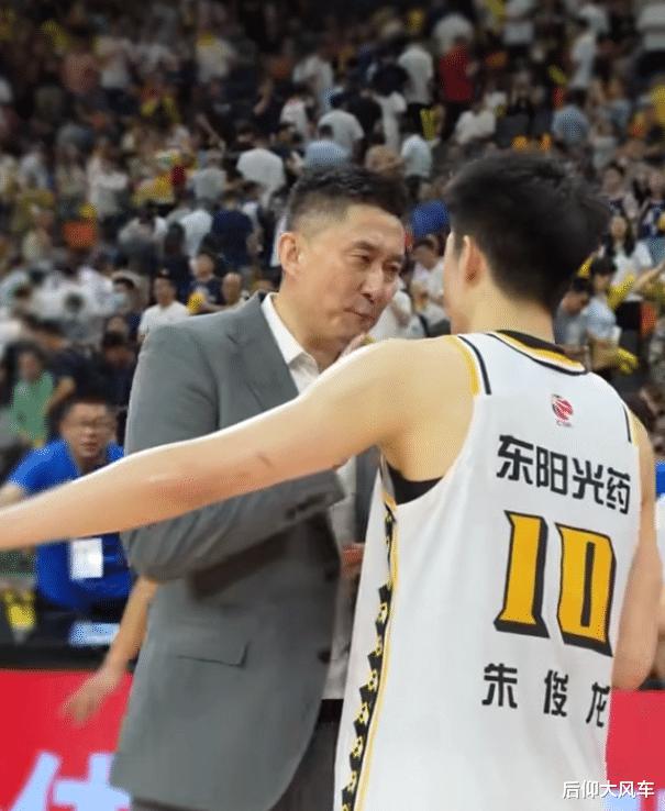 惨败广东20分的赛后，朱俊龙为什么要专门赶过来向杜锋道歉？(5)