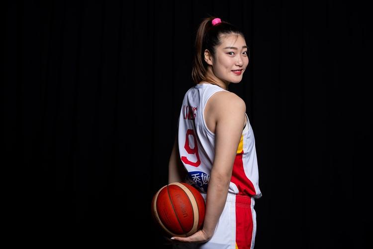 恭喜！中国女篮31岁王牌归来，1米95冠军内线才是韩旭最佳替身(3)