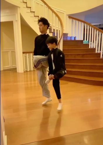 田亮晒与9岁儿子跳舞视频，身后超级豪宅曝光，网友称至少三层(2)