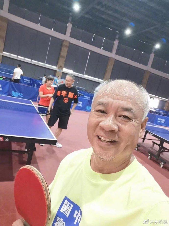 李宁与乒乓球世界冠军对战大汗淋漓，57岁头发全白，遭调侃是大爷(1)