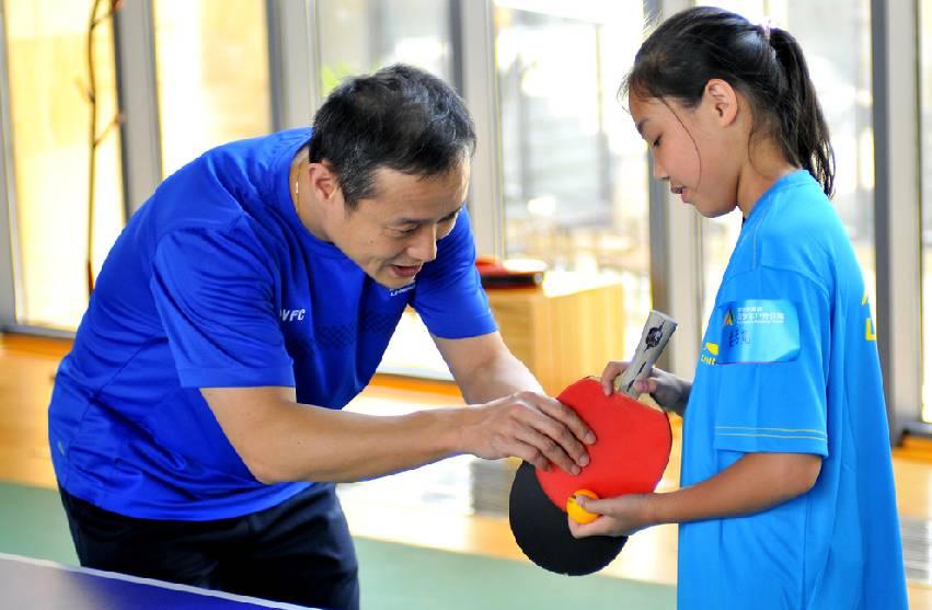 李宁与乒乓球世界冠军对战大汗淋漓，57岁头发全白，遭调侃是大爷(2)