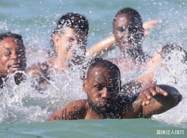 当NBA巨人游泳都啥样？奥尼尔掀起巨大浪花，2米31之人入水像水怪(3)