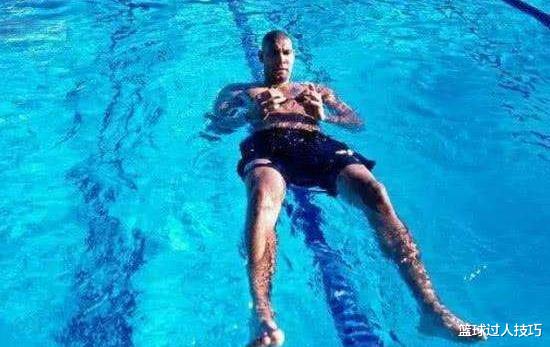 当NBA巨人游泳都啥样？奥尼尔掀起巨大浪花，2米31之人入水像水怪(7)