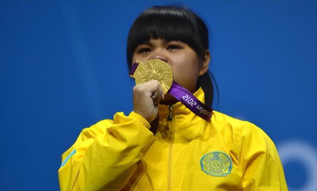 记得举重天才姚丽吗？奥运夺冠不承认中国人身份，如今被取消金牌(2)