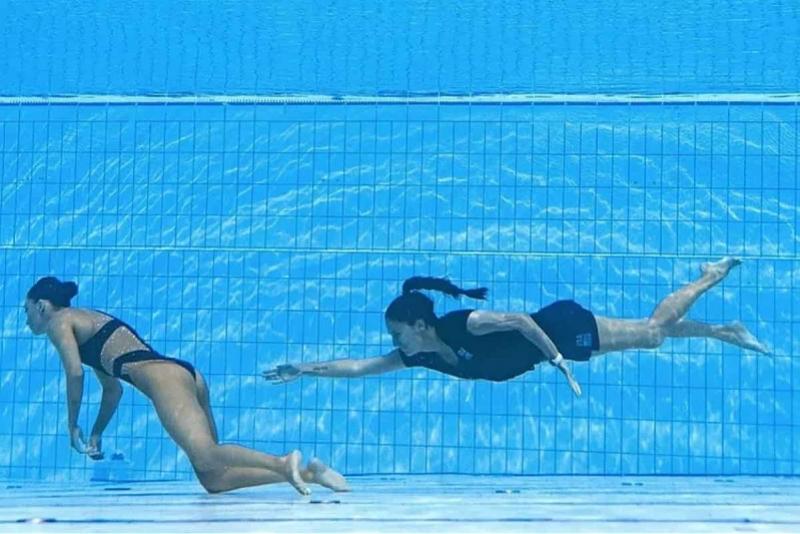 美国女泳将比赛昏厥沉入池底，救生员没反应，教练急跳水营救(1)