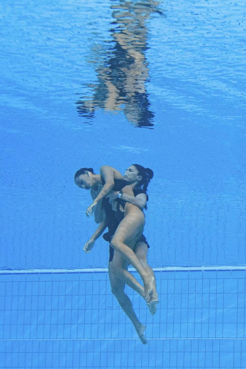 美国女泳将比赛昏厥沉入池底，救生员没反应，教练急跳水营救(2)