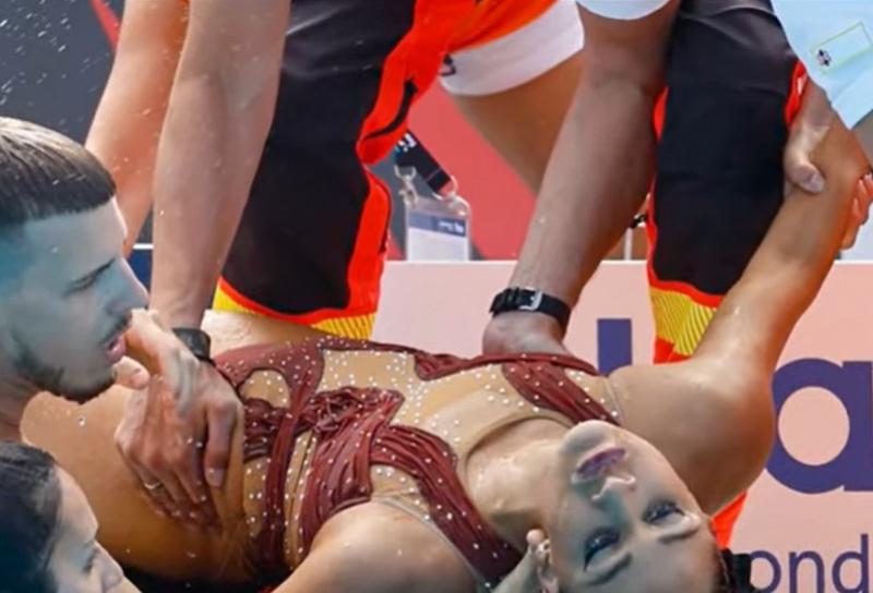 美国女泳将比赛昏厥沉入池底，救生员没反应，教练急跳水营救(4)