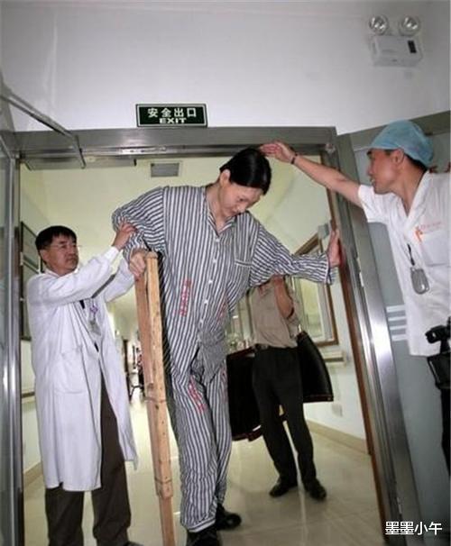 世界第一女巨人姚德芬：身高2.36米，比姚明还高，为啥活不过50岁(7)