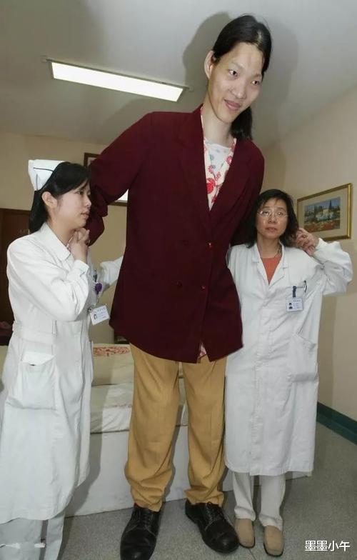 世界第一女巨人姚德芬：身高2.36米，比姚明还高，为啥活不过50岁(11)
