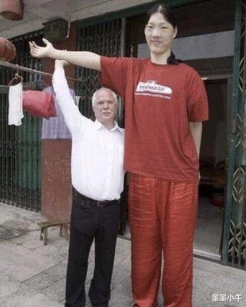 世界第一女巨人姚德芬：身高2.36米，比姚明还高，为啥活不过50岁(14)