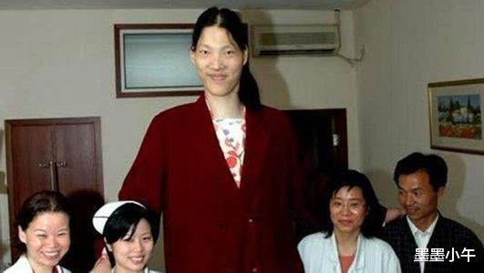 世界第一女巨人姚德芬：身高2.36米，比姚明还高，为啥活不过50岁(17)